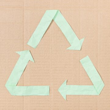 Umweltfreundlicher Karton aus recycelten Materialien
